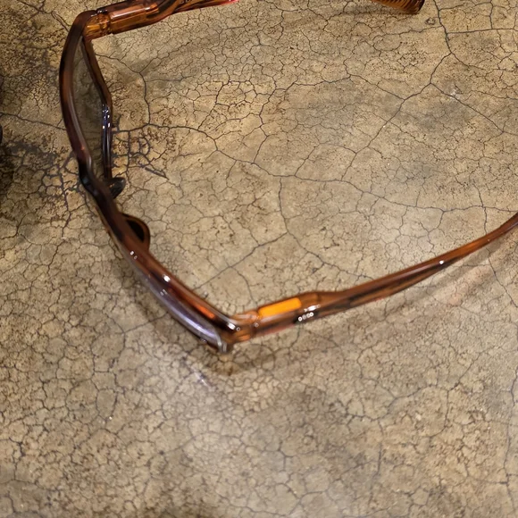 Costa Sunglasses with Case - Picture 5 of 6